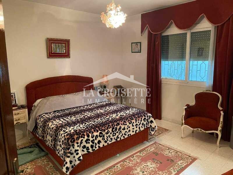 Villa S+4 classique avec deux appartement S+2 modernes à La Soukra